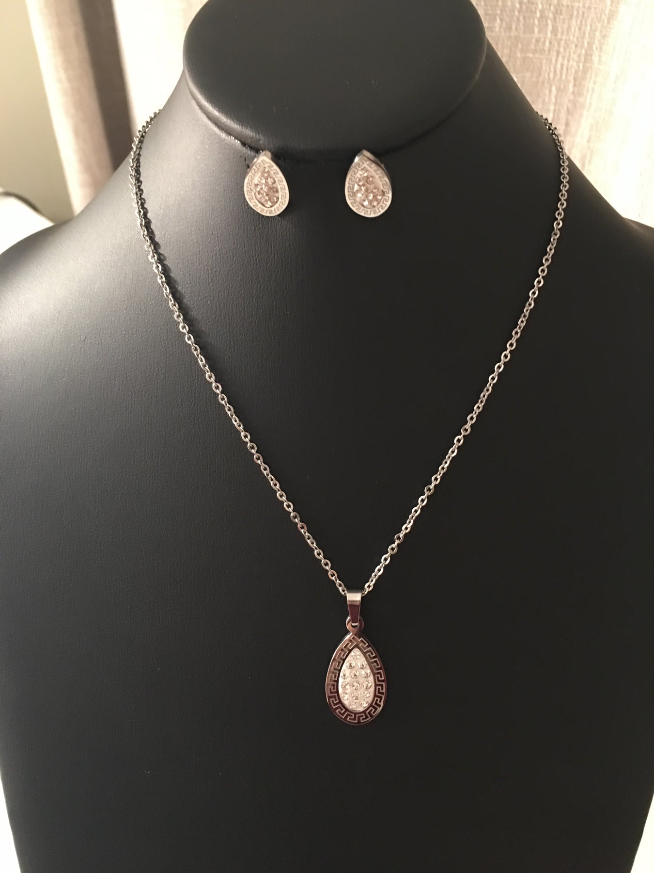 Tear Drop Necklace Set